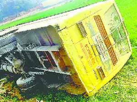 shool bus turnaround, 11 students injured